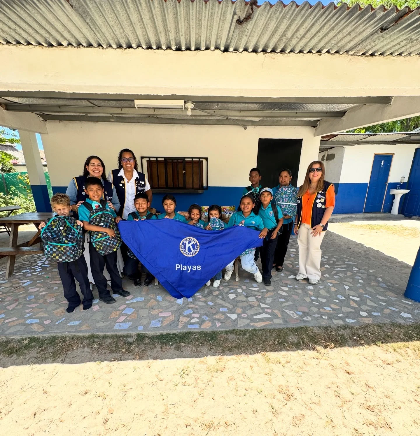 Miembros y participantes de una actividad del Club Kiwanis Playas