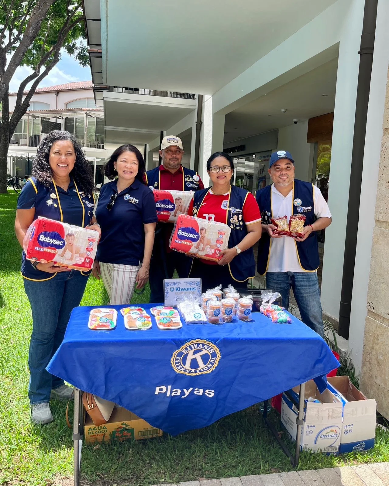 Voluntarios del Club Kiwanis Playas en una actividad comunitaria